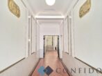 Erstbezug nach Sanierung! Stilvolle Altbauwohnung in großartiger Lage nahe dem Alten AKH - WG tauglich! - Hauseingangsbereich