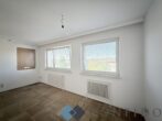 Wohnen nach Wunsch – sanierungsbedürftige 3-Zimmer-Wohnung mit Loggia und Stellplatz - Wohnzimmer