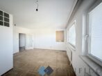 Wohnen nach Wunsch – sanierungsbedürftige 3-Zimmer-Wohnung mit Loggia und Stellplatz - Wohnzimmer