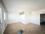 Wohnen nach Wunsch – sanierungsbedürftige 3-Zimmer-Wohnung mit Loggia und Stellplatz - Wohnzimmer