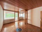 RUHELAGE in Klosterneuburg - Sanierungsbedürftige 3 Zimmerwohnung mit Loggia und Grünblick - Wohnzimmer