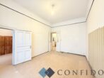Sanierungsbedürftige 3 Zimmer Altbauwohnung mit Potenzial in der Clusiusgasse! - Wohnzimmer