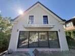 Kurz vor der Fertigstellung - LUXUSVILLA MIT POOL, LIFT & WELLNESS - Zeitlose Architektur für höchste Ansprüche - Hausansicht gartenseitig